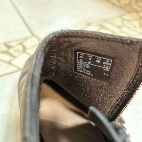 Clarks Collection cushioned leather ankle boot Women’s 8 - Picture 2 of 6